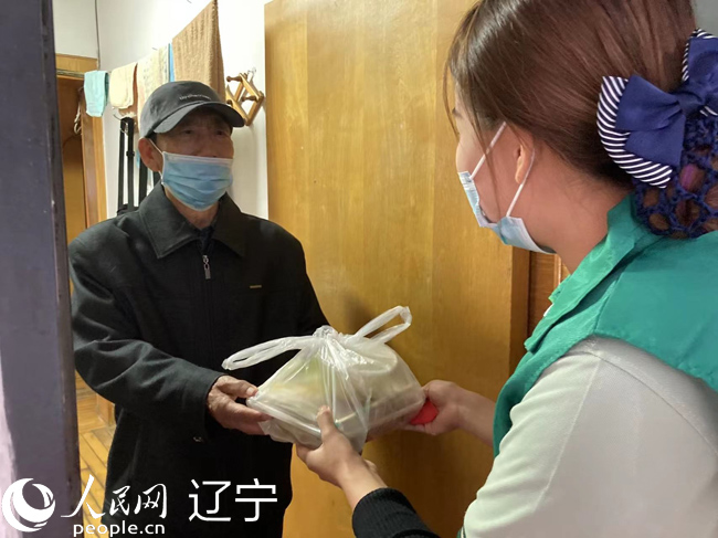 郭蒼娜上門為李維權老人送餐。人民網(wǎng) 孝媛攝