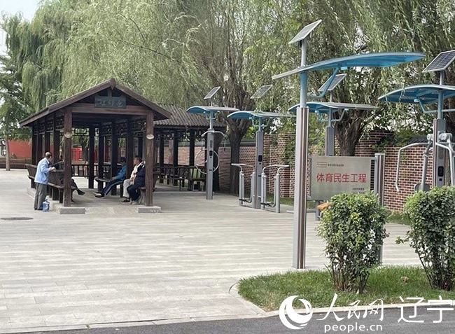 牡丹社區(qū)的居民在改造后的長廊里歇腳聊天。人民網(wǎng) 王斯文攝