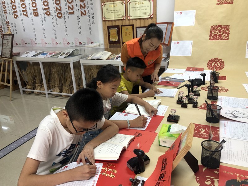 孩子們在沈陽市沈河區(qū)山東堡社區(qū)“幸福教育坊”學習。山東堡社區(qū)供圖